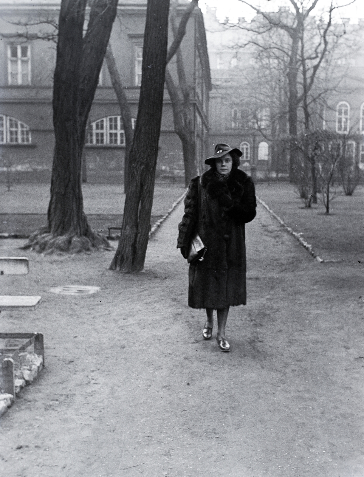 Hungary, Budapest V., Károlyi kert, háttérben a Károlyi palota., 1939, Kurutz Márton, Budapest, Fortepan #203786