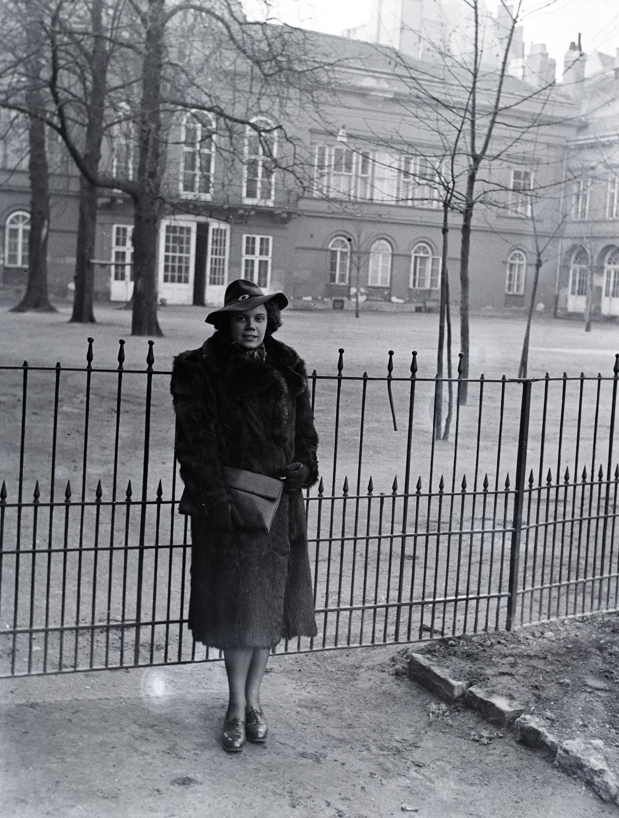 Magyarország, Budapest V., Károlyi kert, háttérben a Károlyi palota., 1939, Kurutz Márton, Budapest, hölgy, bunda, Fortepan #203788