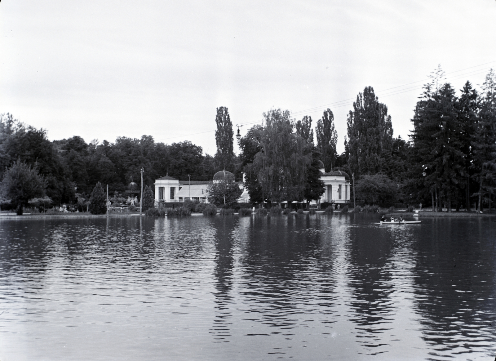 Romania,Transylvania, Cluj-Napoca, Séta tér, a csónakázótó és a Kioszk., 1942, Kurutz Márton, lake, Fortepan #203791