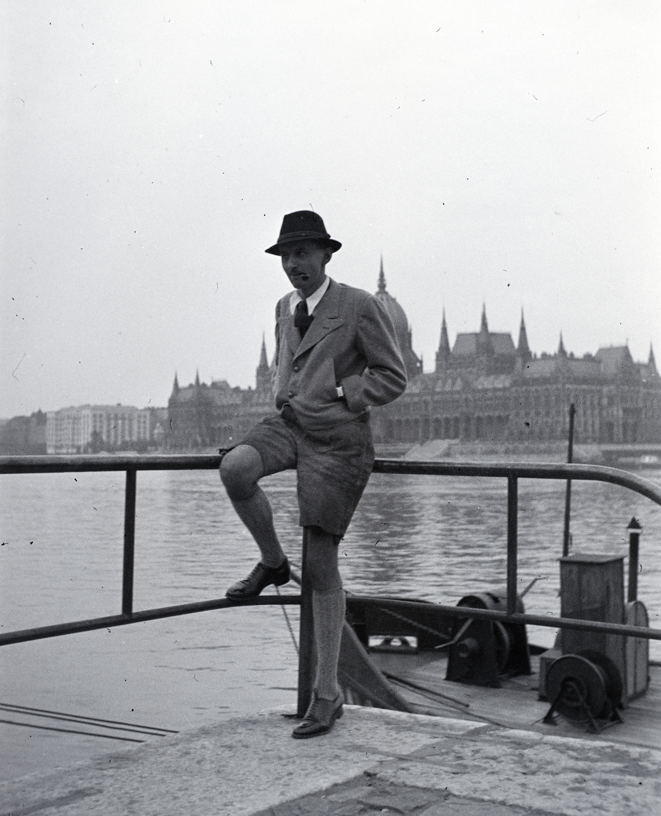 Hungary, Budapest I.,Budapest V., budai alsó rakpart, a Duna túlpartján háttérben az Országház., 1939, Kurutz Márton, Budapest, sitting on a handrail, Fortepan #203793
