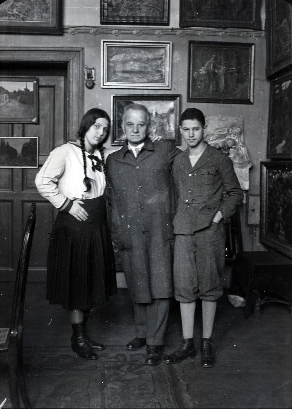 Hungary, Budapest V., Nádor utca 18., Widder Félix festő, grafikus és tanár, gyermekeivel., 1933, Kurutz Márton, tableau, painting, man, boy, girl, teenager, Budapest, Fortepan #203814