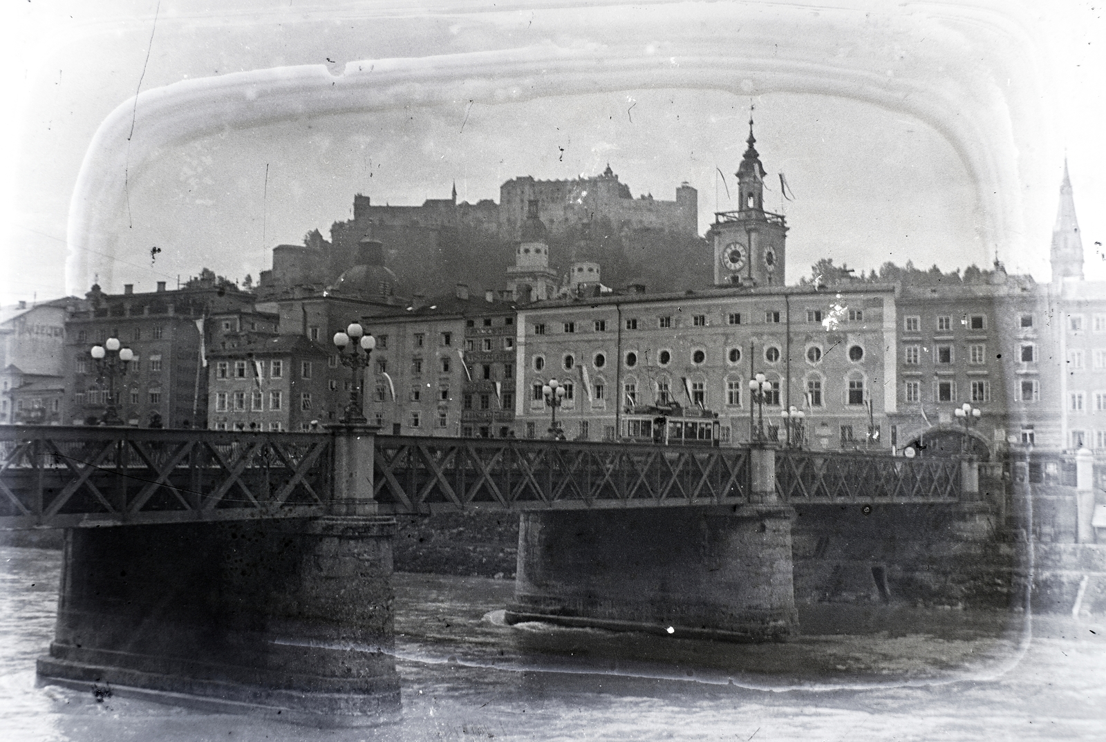 Austria, Salzburg, előtérben a Staatsbrücke, a Salzach folyó túlpartján a Rudolfskai és a Griesgasse házsora. Fent Hohensalzburg vára., 1917, Kurutz Márton, Fortepan #203821