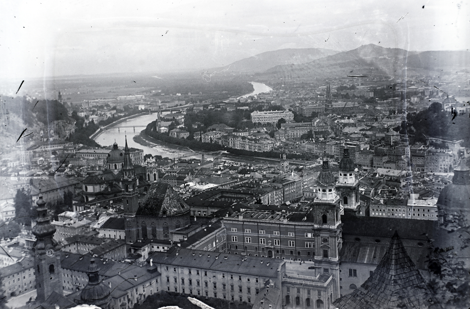 Austria, Salzburg, kilátás Hohensalzburg várából, előtérben balra a Szent Péter apátsági templom tornya, jobbra a Dóm. A Salzach folyó túlpartján jobbra a Kapuzinerberg., 1917, Kurutz Márton, Fortepan #203822