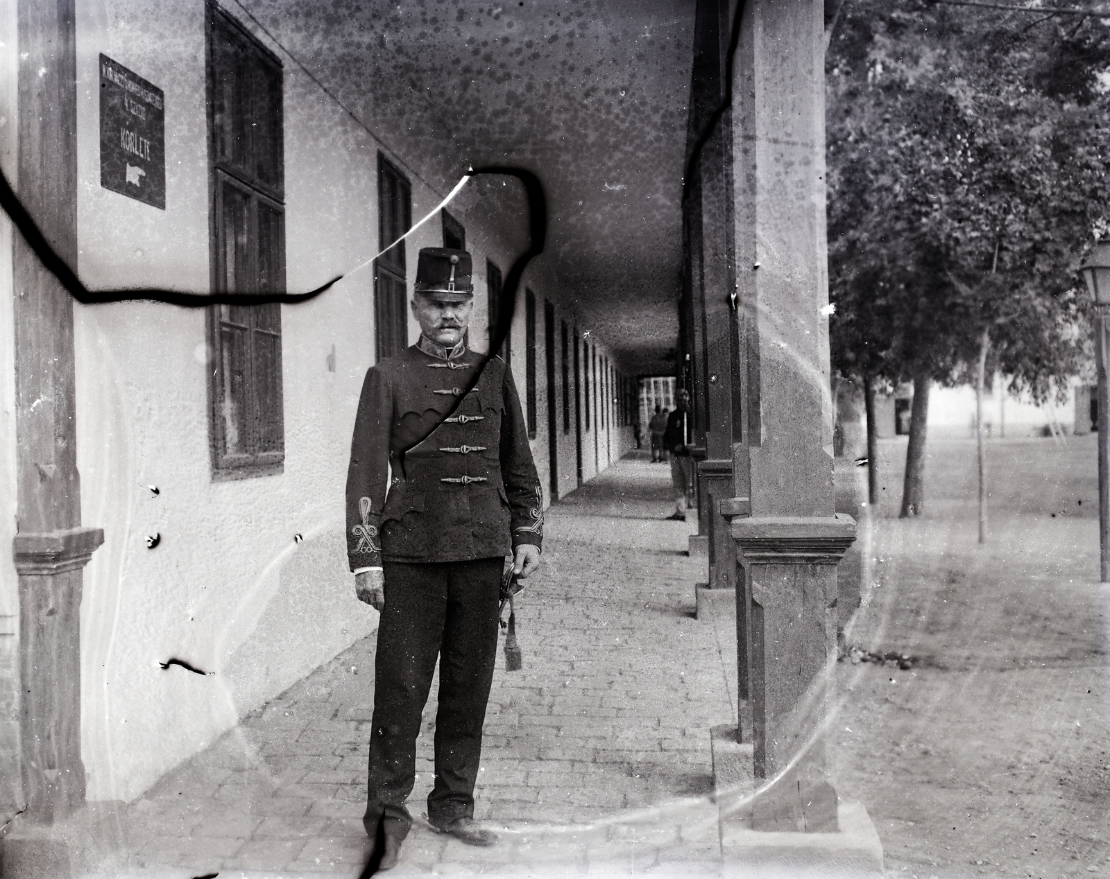 Hungary, Vác, Budapesti főút 37., honvéd huszárlaktanya (később Katona Lajos Városi Könyvtár). A "M. kir. váczi 6. Hon­véd huszár ezred 4. század körlete"., 1911, Kurutz Márton, sword knot, damaged photo, Fortepan #203854