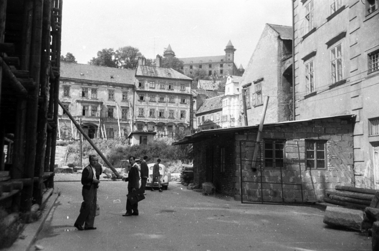 Slovakia, Bratislava, Székesegyház tér (Rudnayovo námestie), balra a Szent Márton koronázó templom. Szemben keresztbe a Vártelek utca (Židovská ulica), jobbra az un. Jó Pásztor háza. Háttérben fent a Vár., 1959, Kurutz Márton, armouring, Fortepan #203855