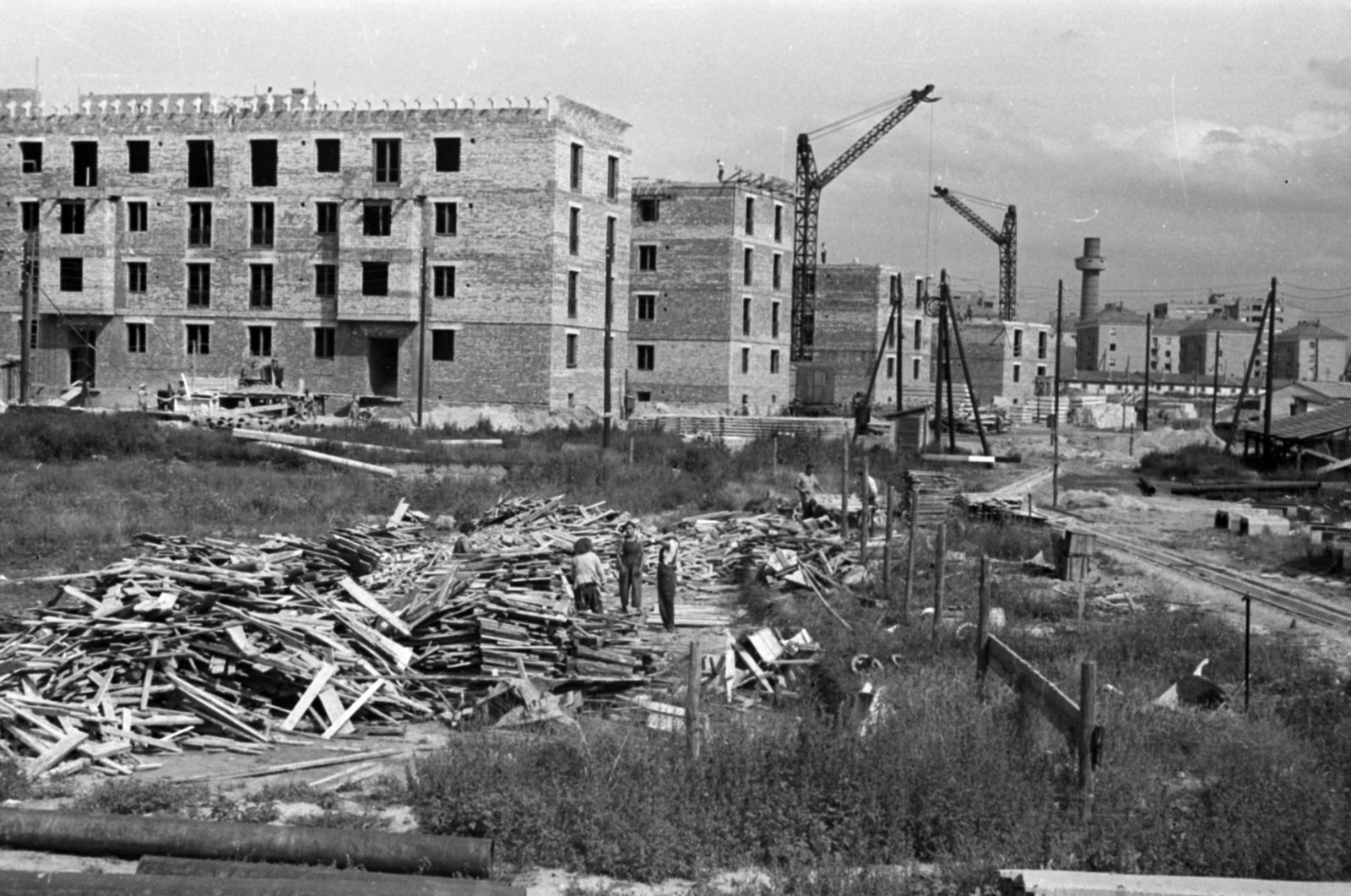 Magyarország, Budapest XIII., a Fiastyúk utcai lakótelep építkezése, előtérben a Fiastyúk utca 39/A-C. számú ház., 1957, Kurutz Márton, Budapest, daru, építőanyag, Fortepan #203882