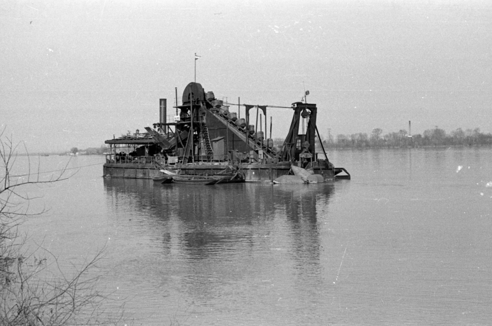 Magyarország, Budapest III., kotróhajó a Római part előtt., 1956, Kurutz Márton, kotróhajó, Budapest, Fortepan #203905