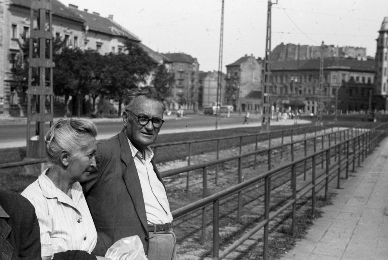 Hungary, Budapest II.,Budapest I., Széll Kálmán (Moszkva) tér, villamos-végállomás, távolabb a Széna tér épületei., 1958, Kurutz Márton, Budapest, face profile, passenger, Fortepan #203929