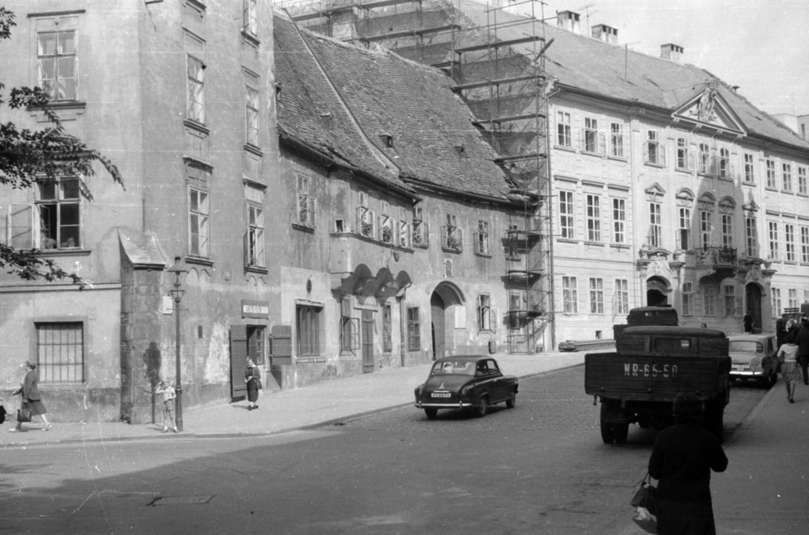 Slovakia, Bratislava, Ferenciek tere (Františkánske námestie), a kép jobb szélén szemben a Mirbach palota (Mirbachov palác)., 1959, Kurutz Márton, Czechoslovakia, scaffolding, automobile, Fortepan #203941