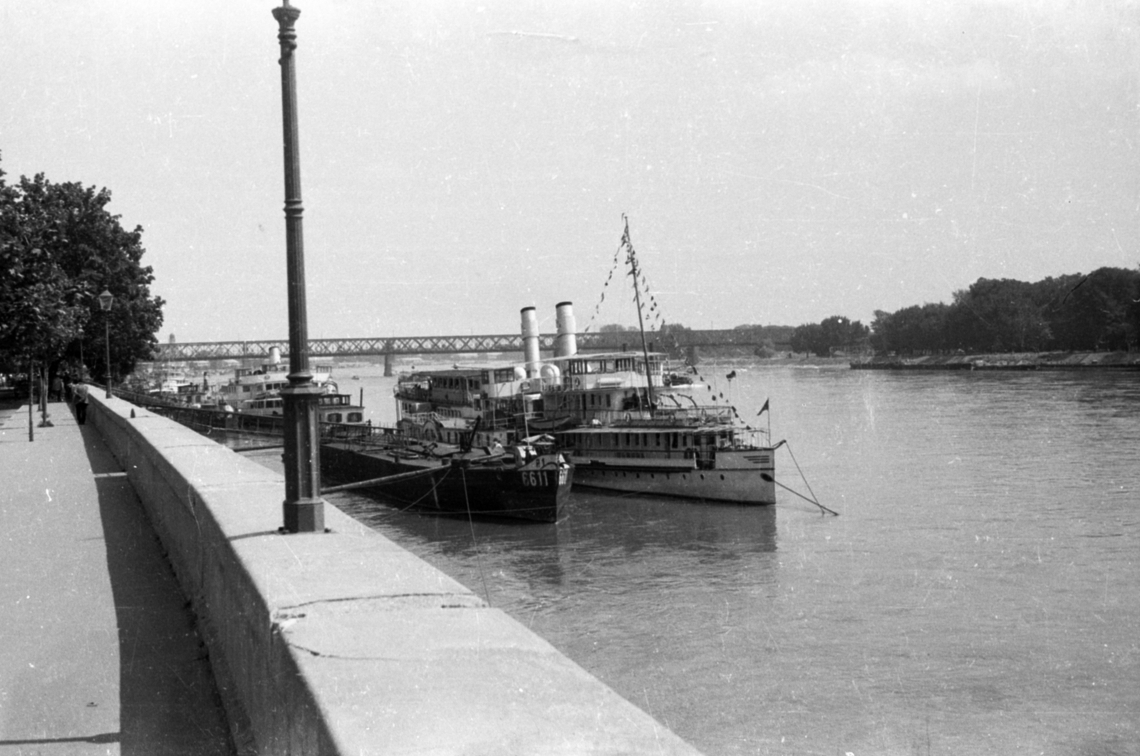 Slovakia, Bratislava, Duna-part (Rázusovo nábrežie), kikötő, háttérben a vasúti híd., 1959, Kurutz Márton, Czechoslovakia, ship, Fortepan #203945