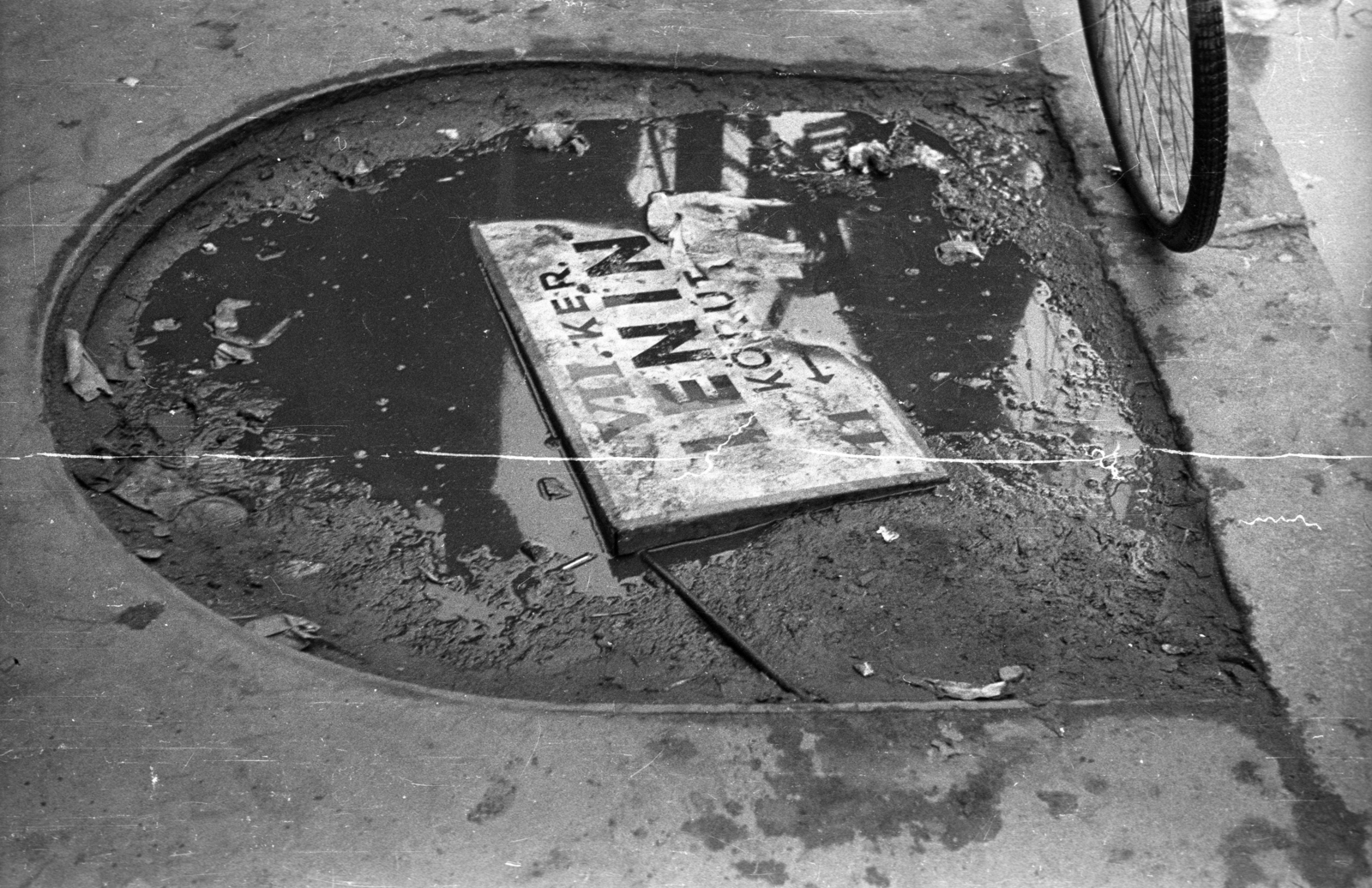 Hungary, Budapest VII., az 1956-os forradalom alatt eltávolított utcanévtábla az Erzsébet (Lenin) körút környékén., 1956, Lovrecz Éva, Budapest, puddle, symbol, street name sign, Fortepan #203964