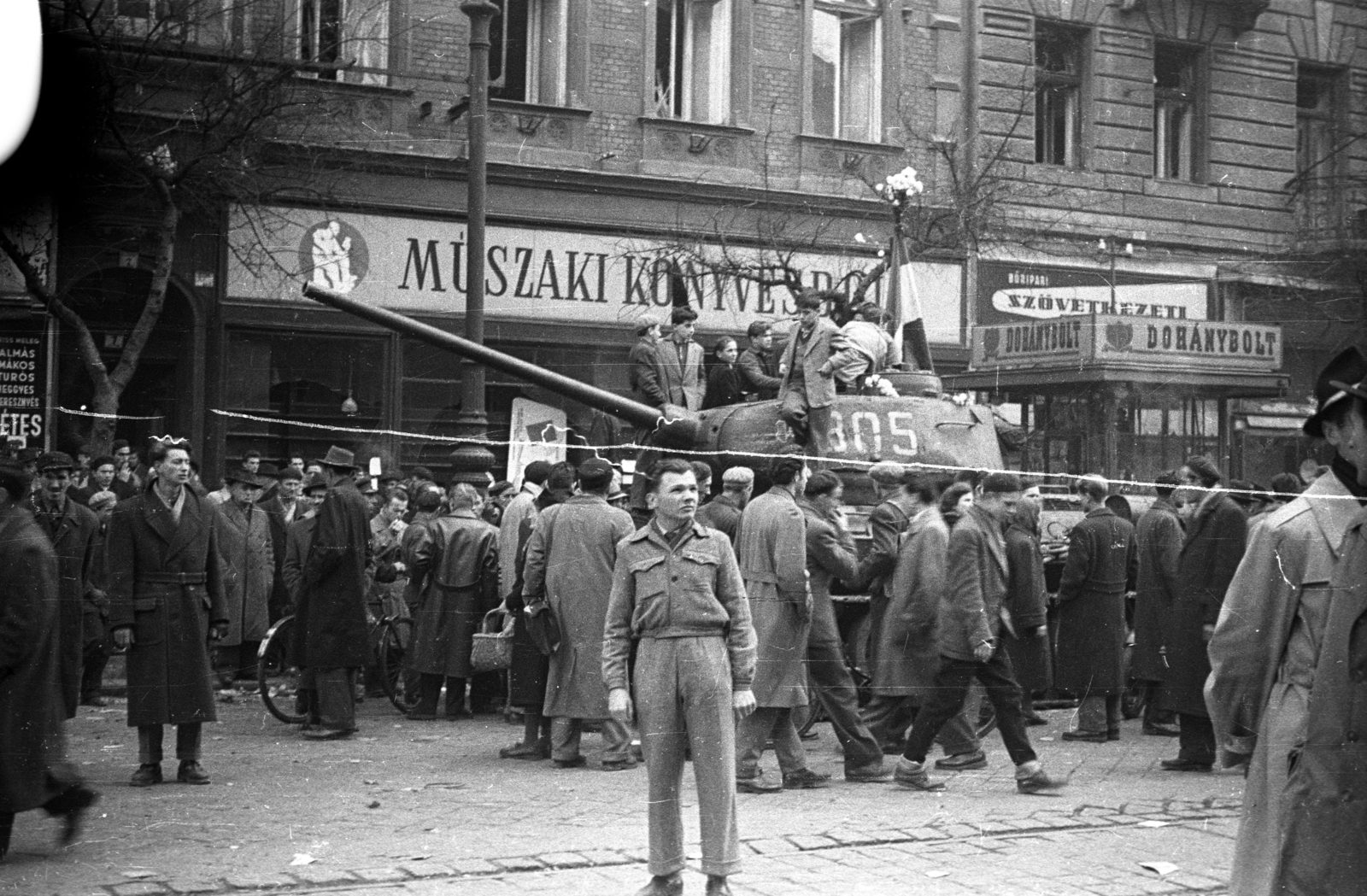 Hungary, Budapest VII., Erzsébet (Lenin) körút, háttérben a 7. és 5. számú ház, 1956, Lovrecz Éva, Budapest, tank, mass, book store, tobacco shop, Fortepan #203966