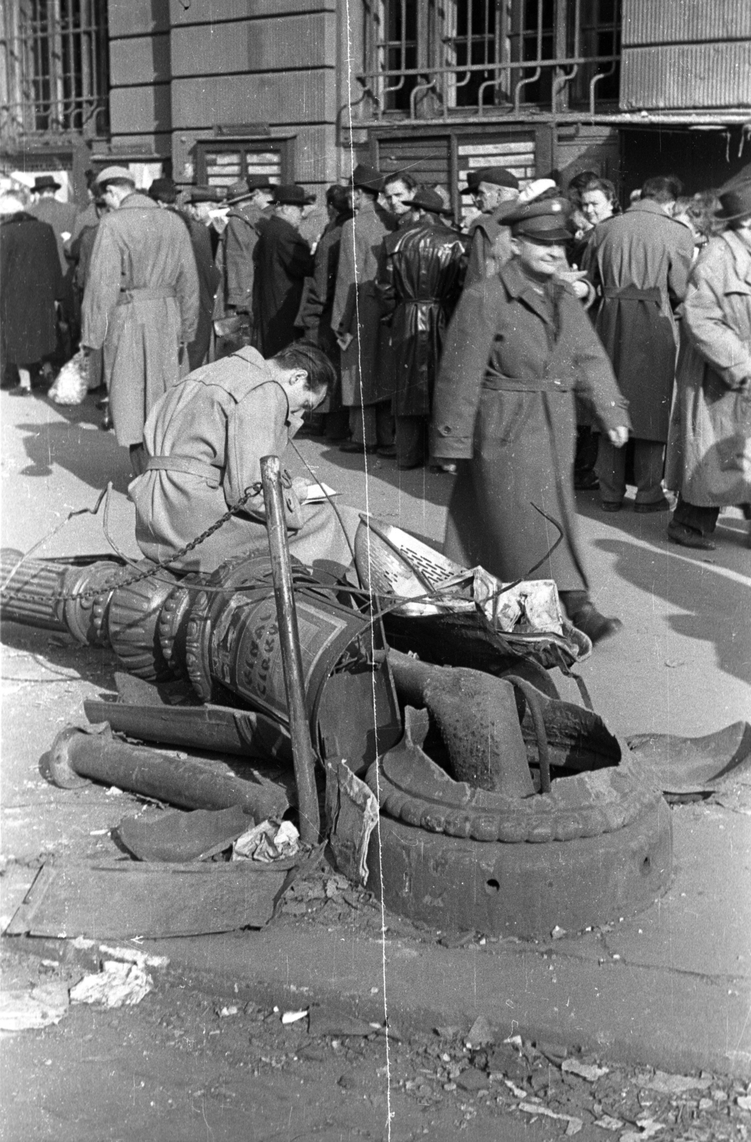 Hungary, Budapest VI., Teréz (Lenin) körút, háttérben a 62-es postahivatal épülete., 1956, Lovrecz Éva, Budapest, pedestrian, pylon, Fortepan #203969