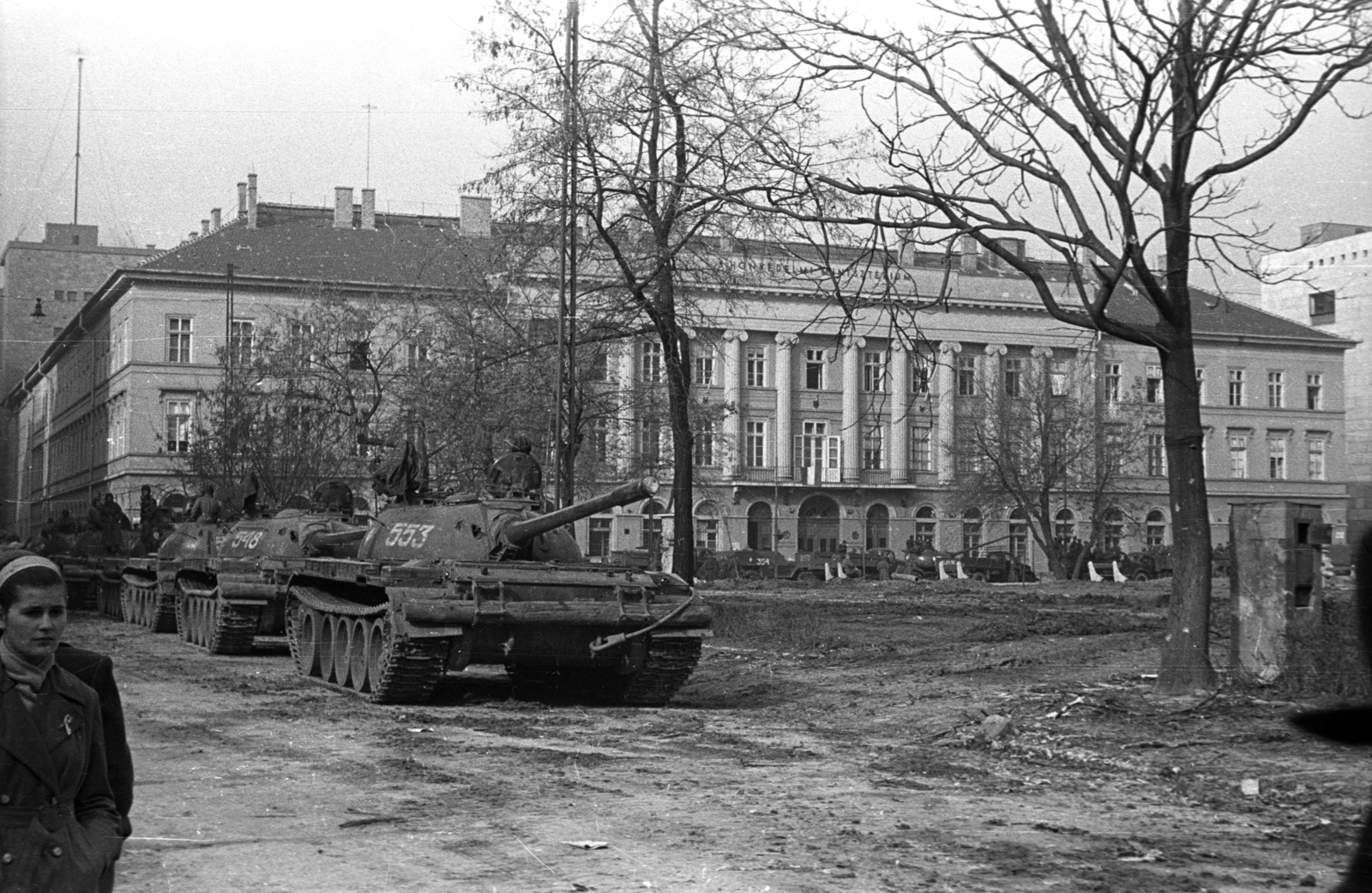 Hungary, Budapest V., Honvéd (Néphadsereg) tér, szemben a Honvéd utca 28., az egykori Valero selyemgyár épülete., 1956, Lovrecz Éva, tank, Budapest, Fortepan #203971