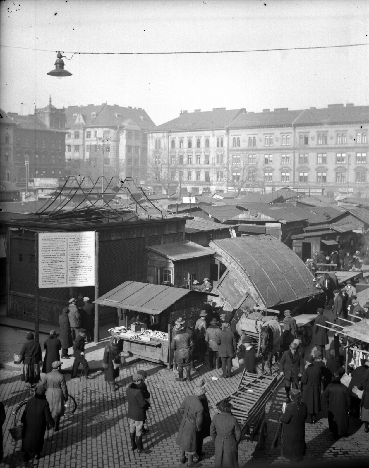 Hungary, Budapest VII., Garay tér a piac átépítésekor, háttérben szemben a Péterfy Sándor utca - Murányi utca sarkán álló házak., 1931, Lőw Miklós, Budapest, bicycle, Fortepan #203980