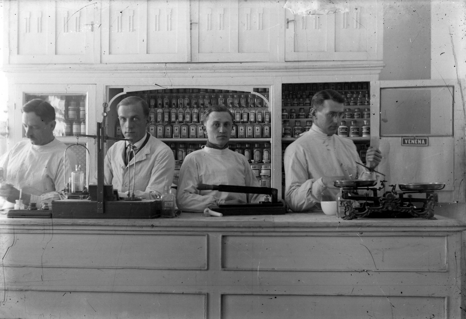 1916, Lőw Miklós, pharmacy, scale, medicine cabinet, tableting machine, Fortepan #204008
