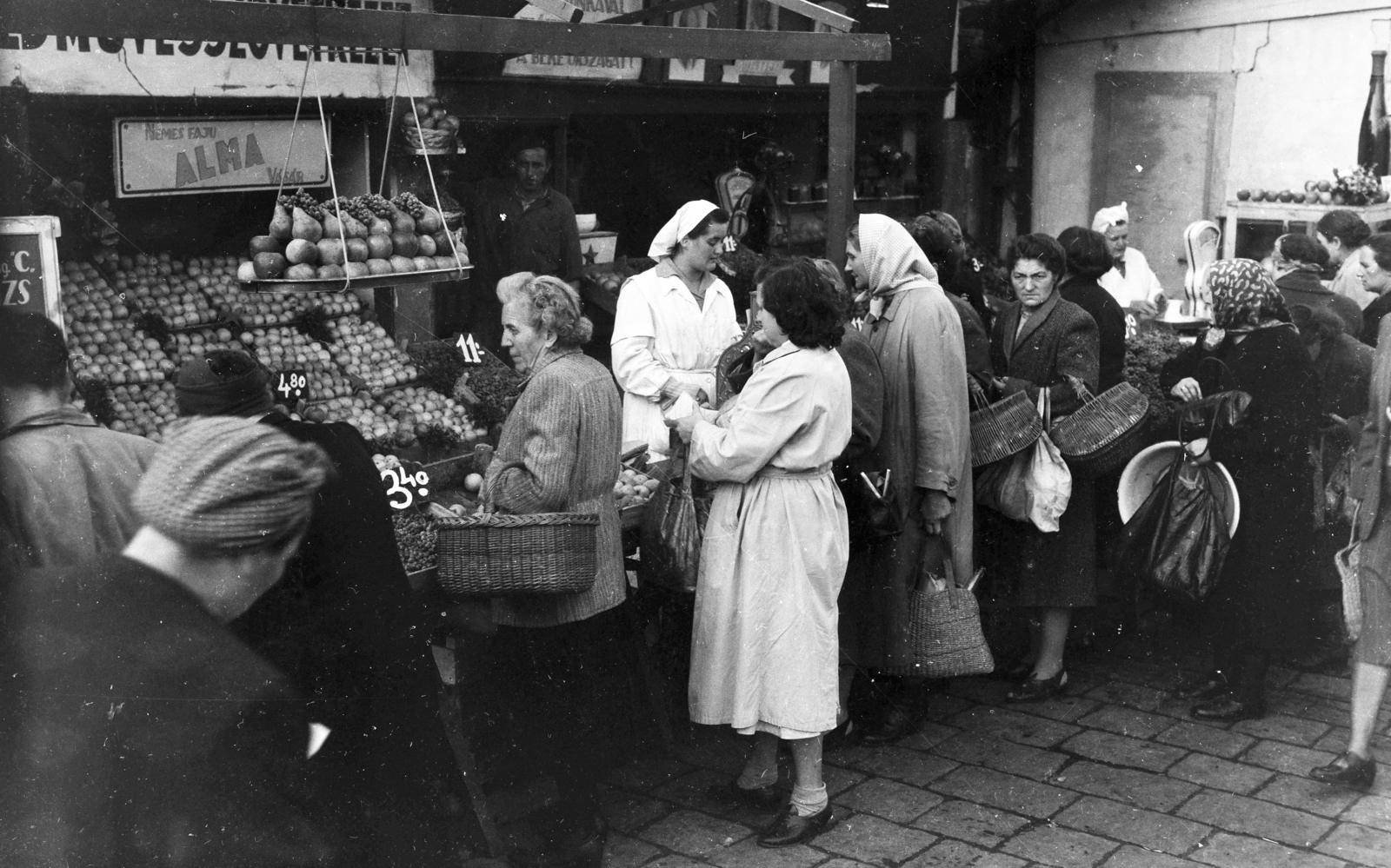 Magyarország, Budapest II., piac a Széll Kálmán (Moszkva) téren., 1952, Lukács Pál, piac, kosár, Budapest, földműves-szövetkezet, Fortepan #204038