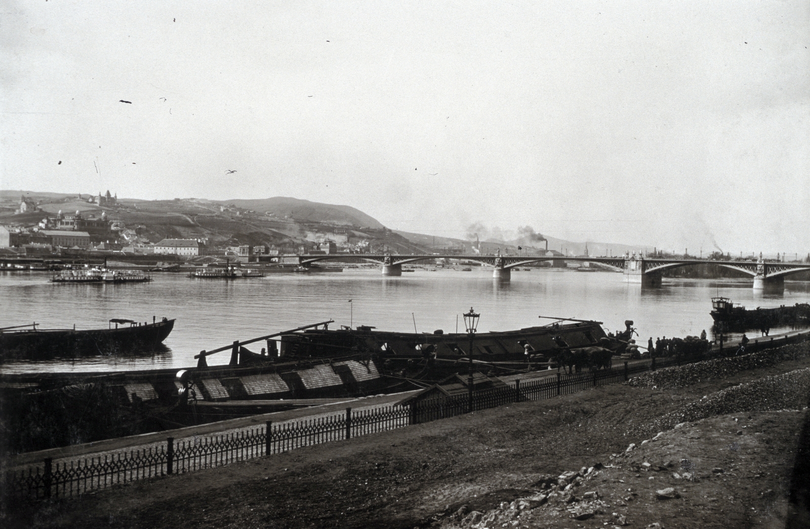 Hungary, Budapest V.,Budapest II., Széchenyi (Rudolf) rakpart, kilátás a Margit híd felé. A felvétel 1896 körül készült., 1900, Fortepan/Album050, wharf, Danube, Budapest, Danube's shore, Fortepan #204093