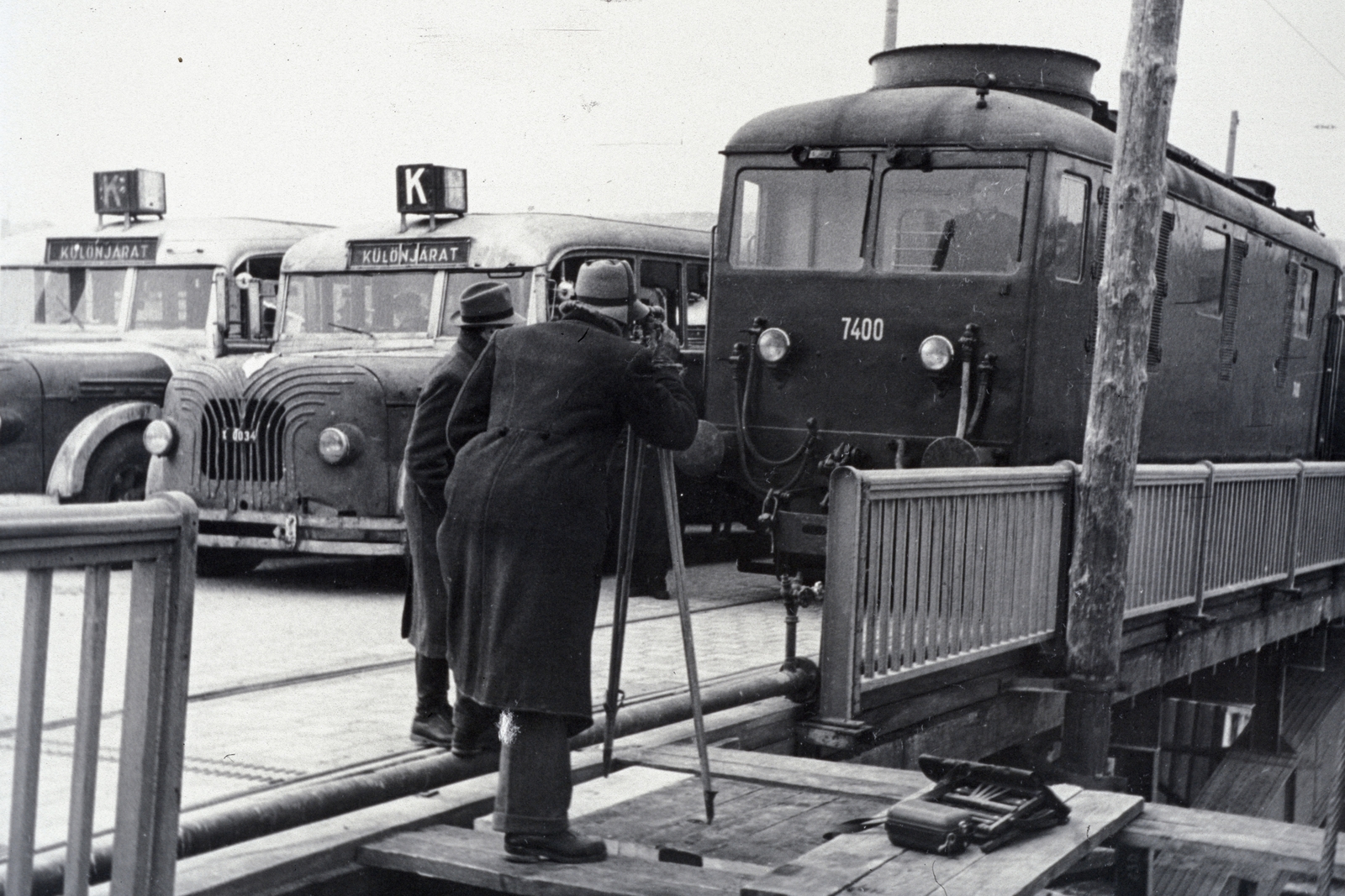 Hungary, Budapest, a fél szélességében újjáépített Margit híd terheléspróbája 1947. november 13-án., 1947, Fortepan/Album050, bus, MÁVAG-brand, diesel locomotive, serial number, hat, folding chair, tripod, survey, public transport line number, destination sign, theodolite, coach, Fortepan #204100
