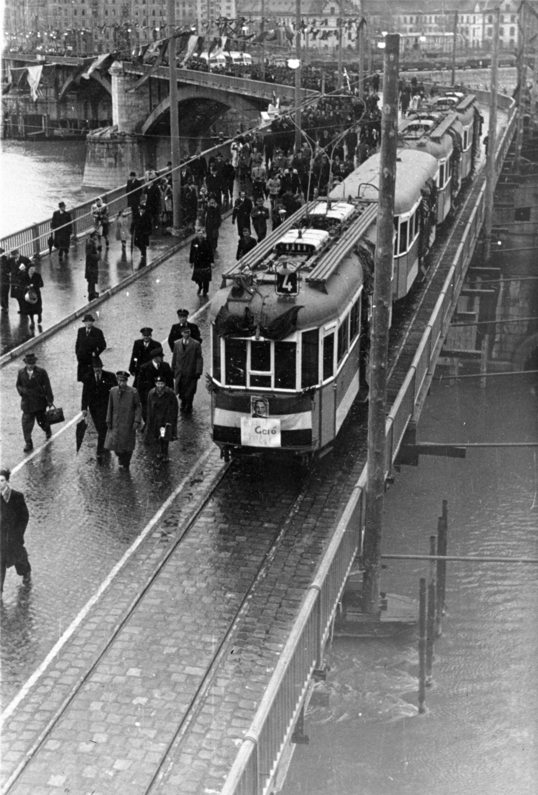 Magyarország, Budapest II., a fél szélességében újjáépített Margit híd, az 1947. november 16-i átadáson résztvevők a Margit-sziget közelében. Háttérben az Árpád fejedelem útja épületsora látszik., 1947, Fortepan/Album050, Budapest, villamos, Gerő Ernő-ábrázolás, Fortepan #204104