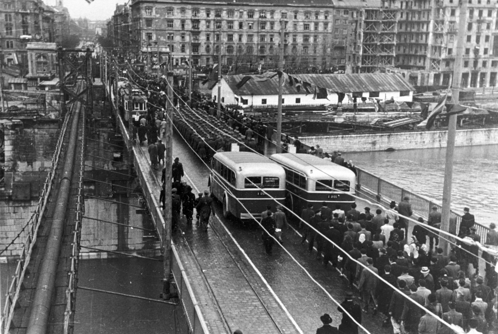 Magyarország, Budapest XIII.,Budapest V., a fél szélességében újjáépített Margit híd, az 1947. november 16-i átadáson résztvevők a Jászai Mari (Rudolf) tér - Szent István körút felé haladnak., 1947, Fortepan/Album050, autóbusz, Budapest, villamos, felvonulás, MÁVAG-márka, híd, ház, Fortepan #204105