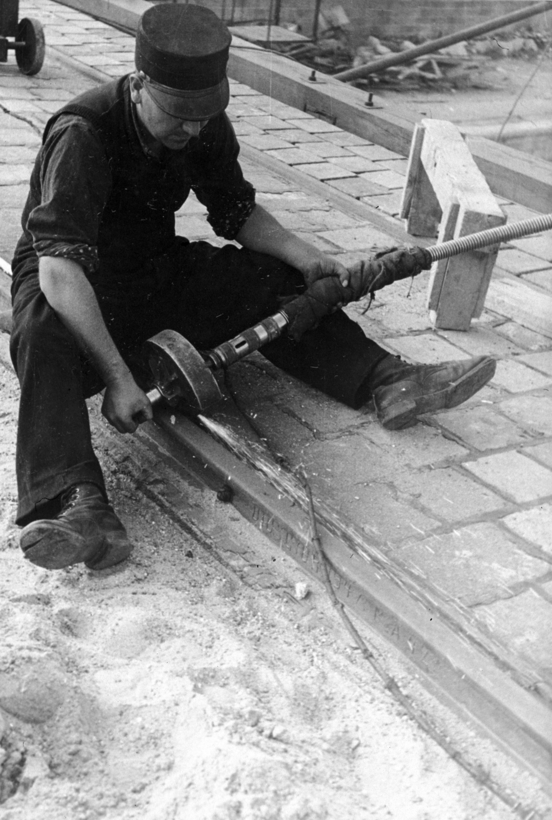 Hungary, Budapest, a Margit híd újjáépítése, síncsiszolás a budai hídfő közelében., 1947, Fortepan/Album050, sitting, worker, Fortepan #204109