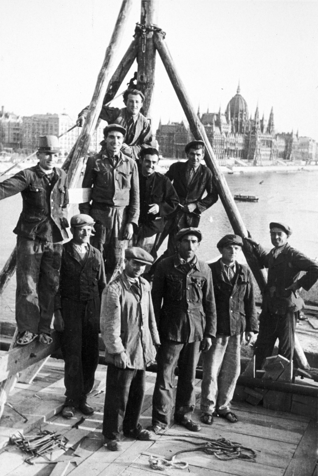 Magyarország, Budapest V., a Margit híd újjáépítése, háttérben a Parlament., 1947, Fortepan/Album050, második világháború, hídépítés, Budapest, csoportkép, Fortepan #204110