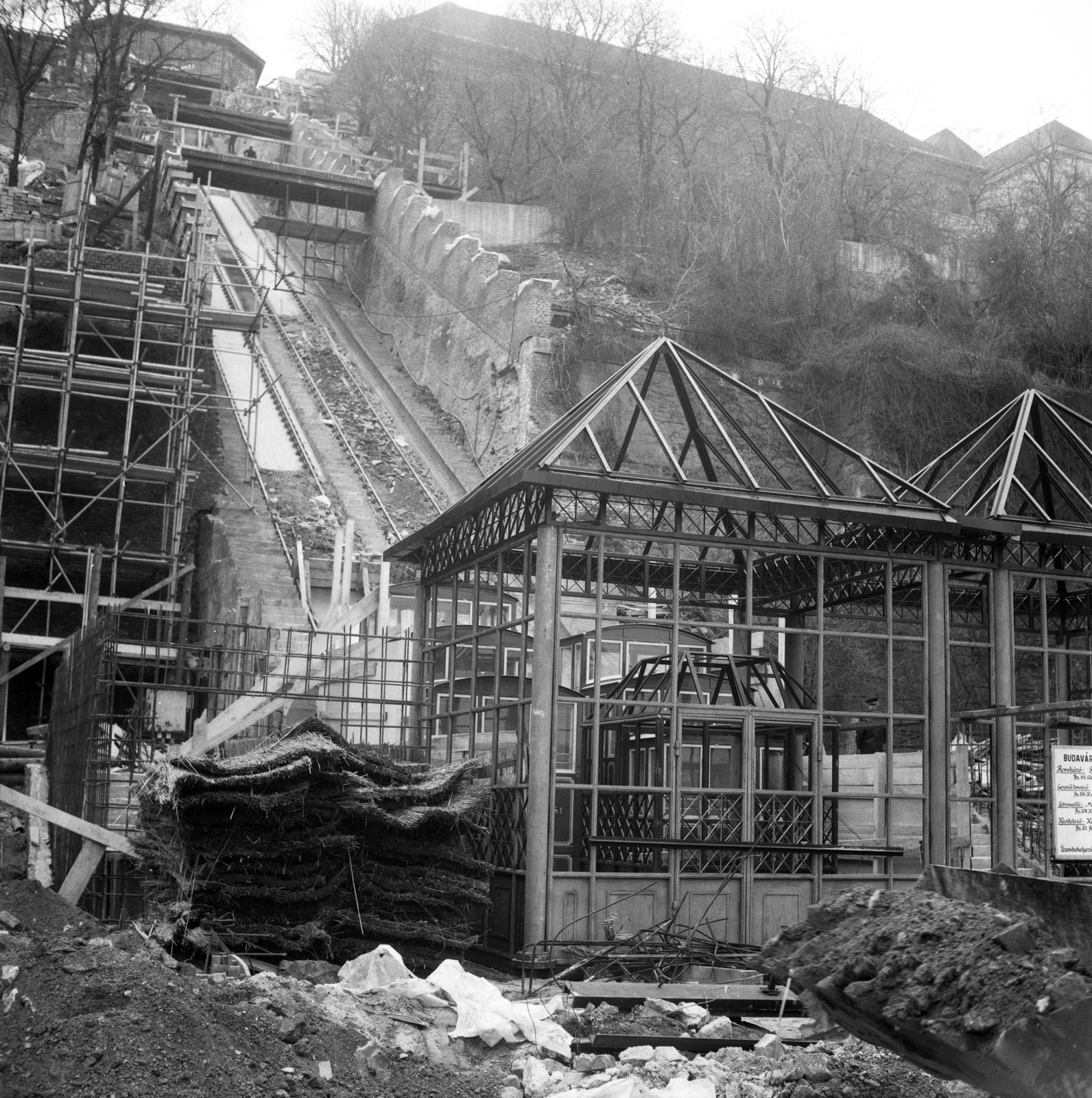 Magyarország, Budapest I., Clark Ádám tér, a Budavári Sikló (egykor Budai Hegypálya) újjáépítése. Fenn a Sándor-palota., 1986, Magyar Földrajzi Múzeum / Sztrilich György, Budapest, siklóvasút, Fortepan #204116