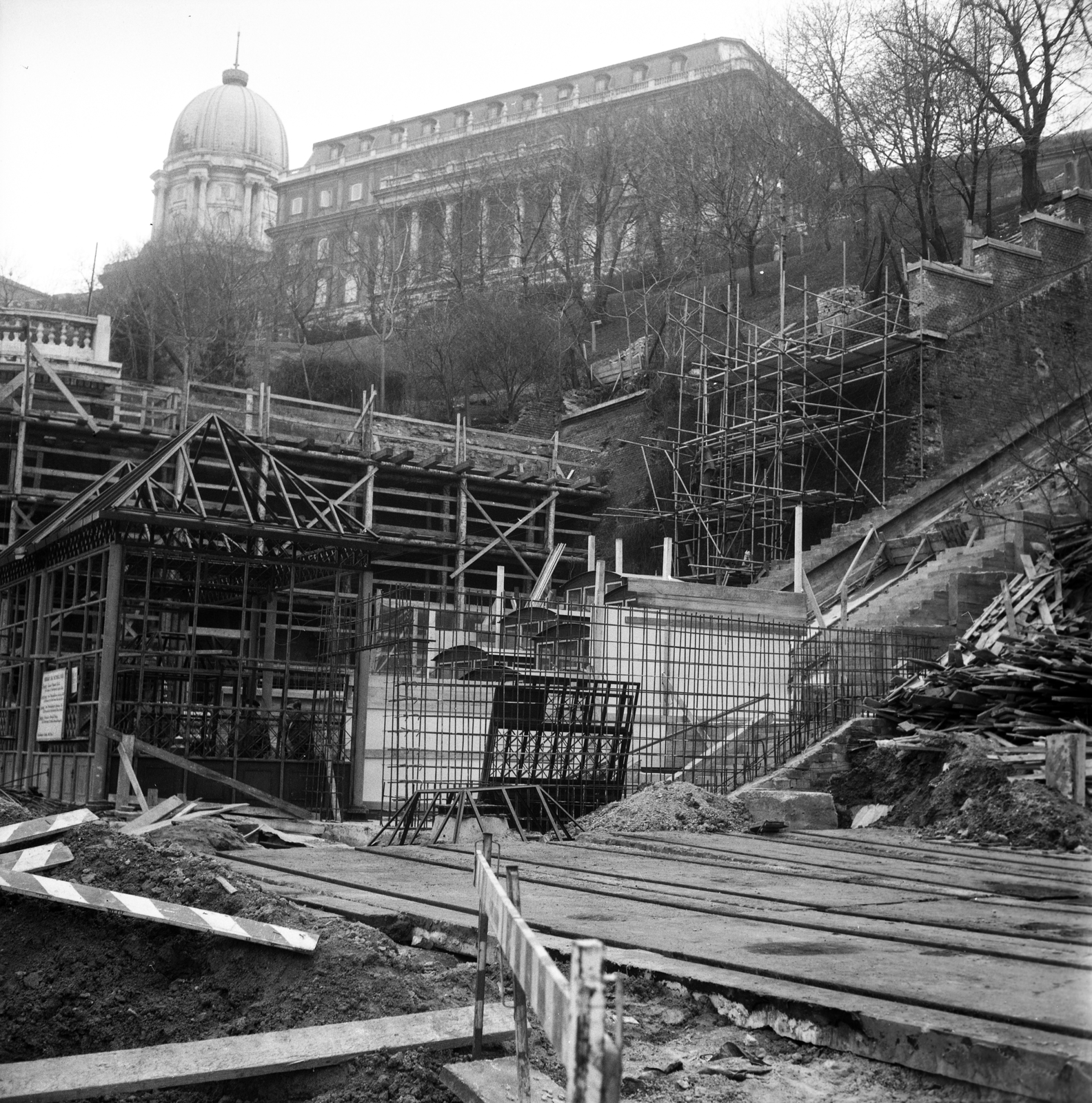 Hungary, Budapest I., Clark Ádám tér, a Budavári Sikló (egykor Budai Hegypálya) újjáépítése. Fenn a Budavári Palota (korábban Királyi Palota)., 1986, Magyar Földrajzi Múzeum / Sztrilich György, Budapest, Fortepan #204118