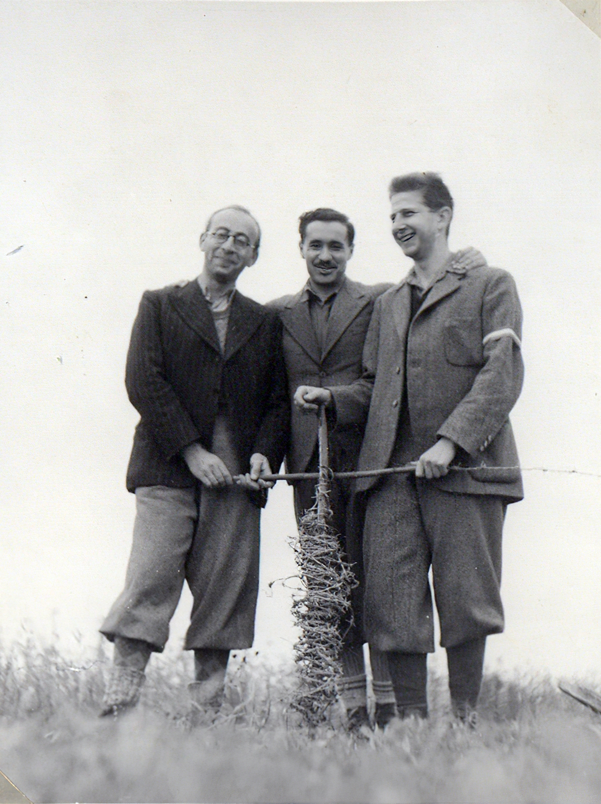 Romania,Transylvania, a Magyar Királyi Honvédség 209/18 honvéd tábori vegyes munkásszázad munkaszolgálatosai., 1940, Névai János, three people, labor service, barb wire, Fortepan #204130