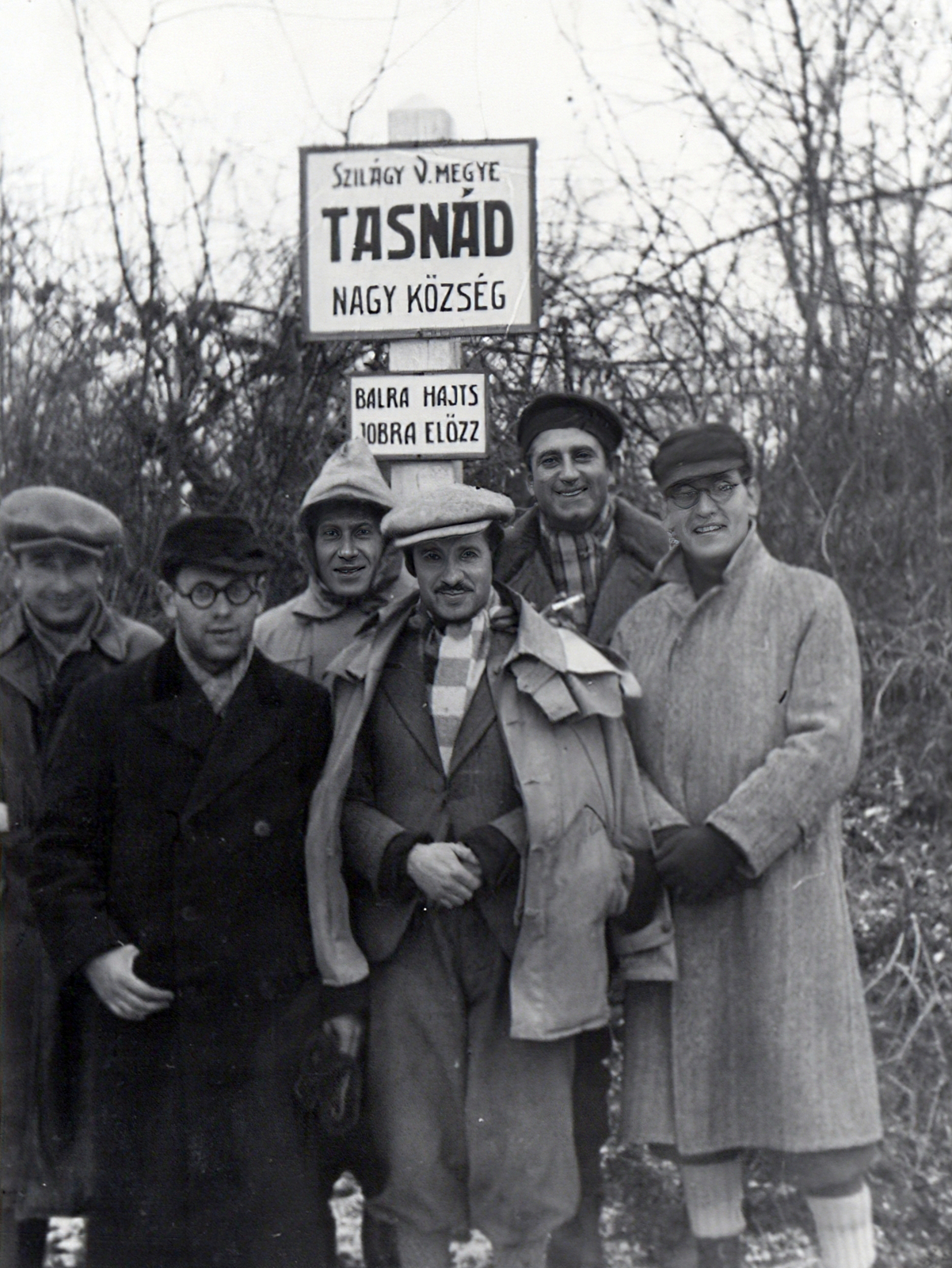 Románia,Erdély, Tasnád, a Magyar Királyi Honvédség 209/18 honvéd tábori vegyes munkásszázad munkaszolgálatosai., 1940, Névai János, munkaszolgálatos, csoportkép, helységnév tábla, Fortepan #204157