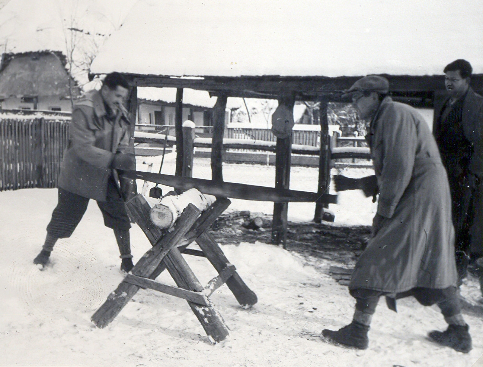 Románia,Erdély, a Magyar Királyi Honvédség 209/18 honvéd tábori vegyes munkásszázad munkaszolgálatosai., 1940, Névai János, munkaszolgálatos, fűrész, fűrészbak, Fortepan #204161