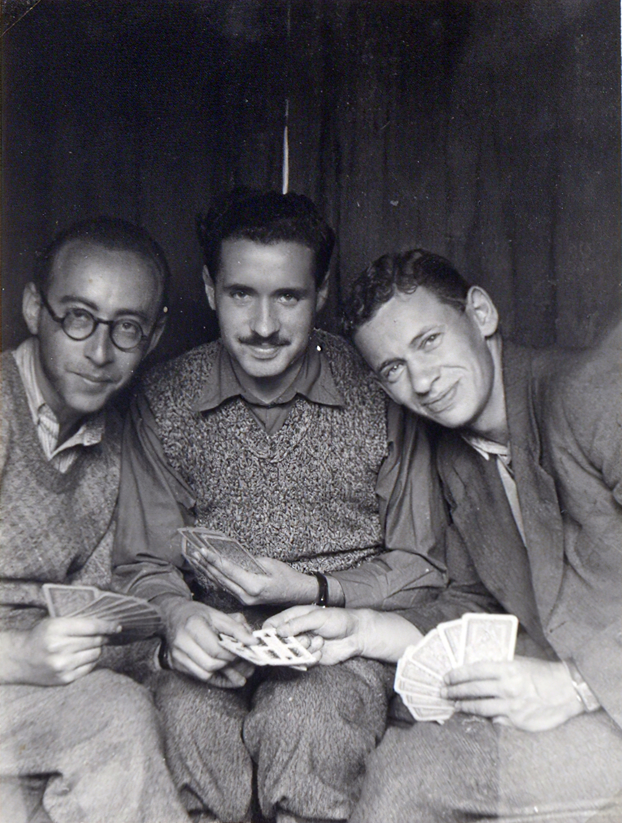 Románia,Erdély, a Magyar Királyi Honvédség 209/18 honvéd tábori vegyes munkásszázad munkaszolgálatosai., 1940, Névai János, tél, hó, kártyajáték, munkaszolgálatos, hárman, Fortepan #204168