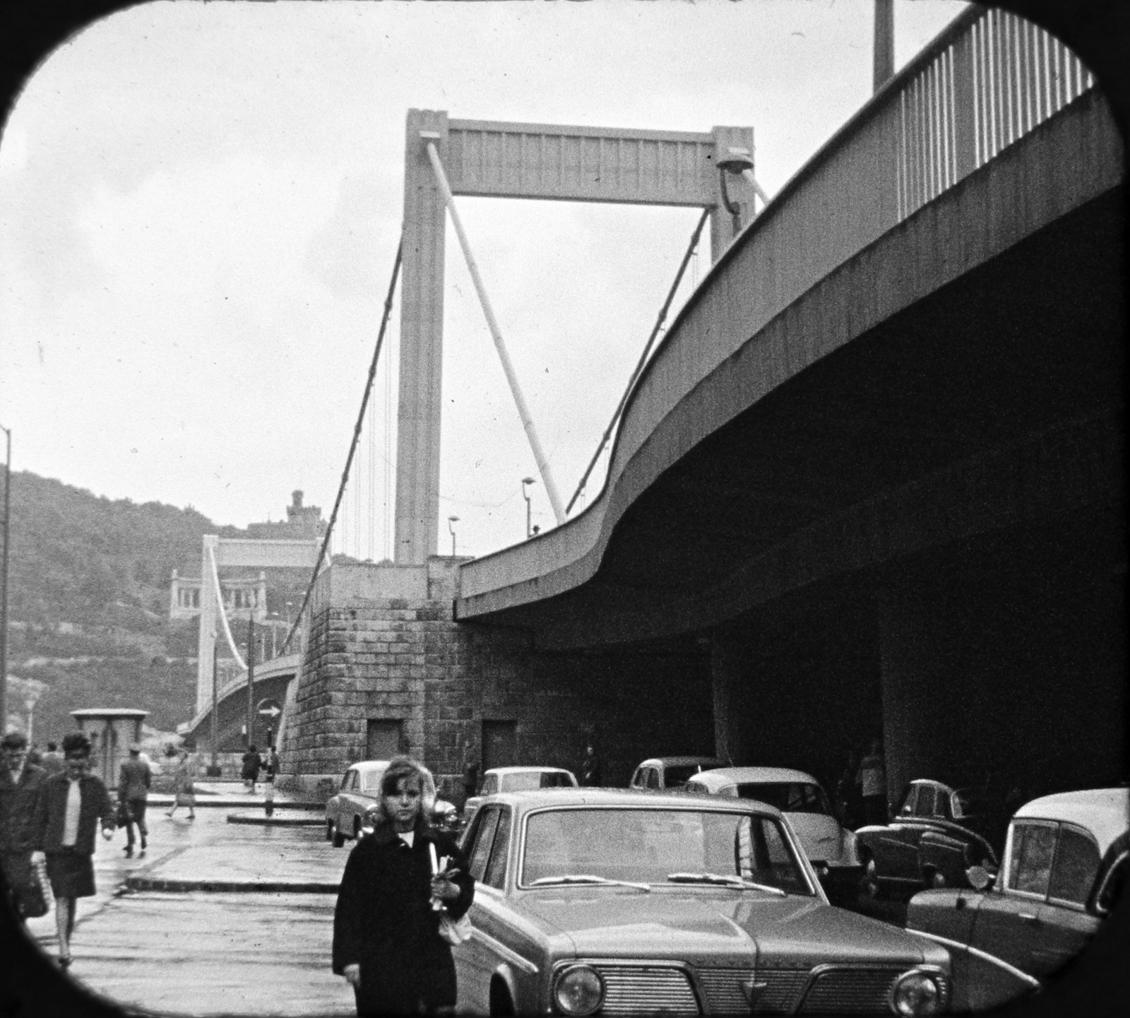 Hungary, Budapest V.,Budapest I., Erzsébet híd pesti hídfője, parkoló a Március 15. téren, a Gellért-hegy felé nézve., 1967, Palatinusz József, Budapest, Fortepan #204177