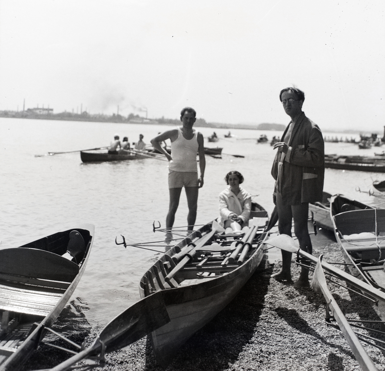 Magyarország, Budapest III., Római part, háttérben a túlparton újpesti gyárak, a cigarettázó szemüveges úr vállánál a Népsziget látható., 1937, Papp Róbert, Budapest, Fortepan #204188