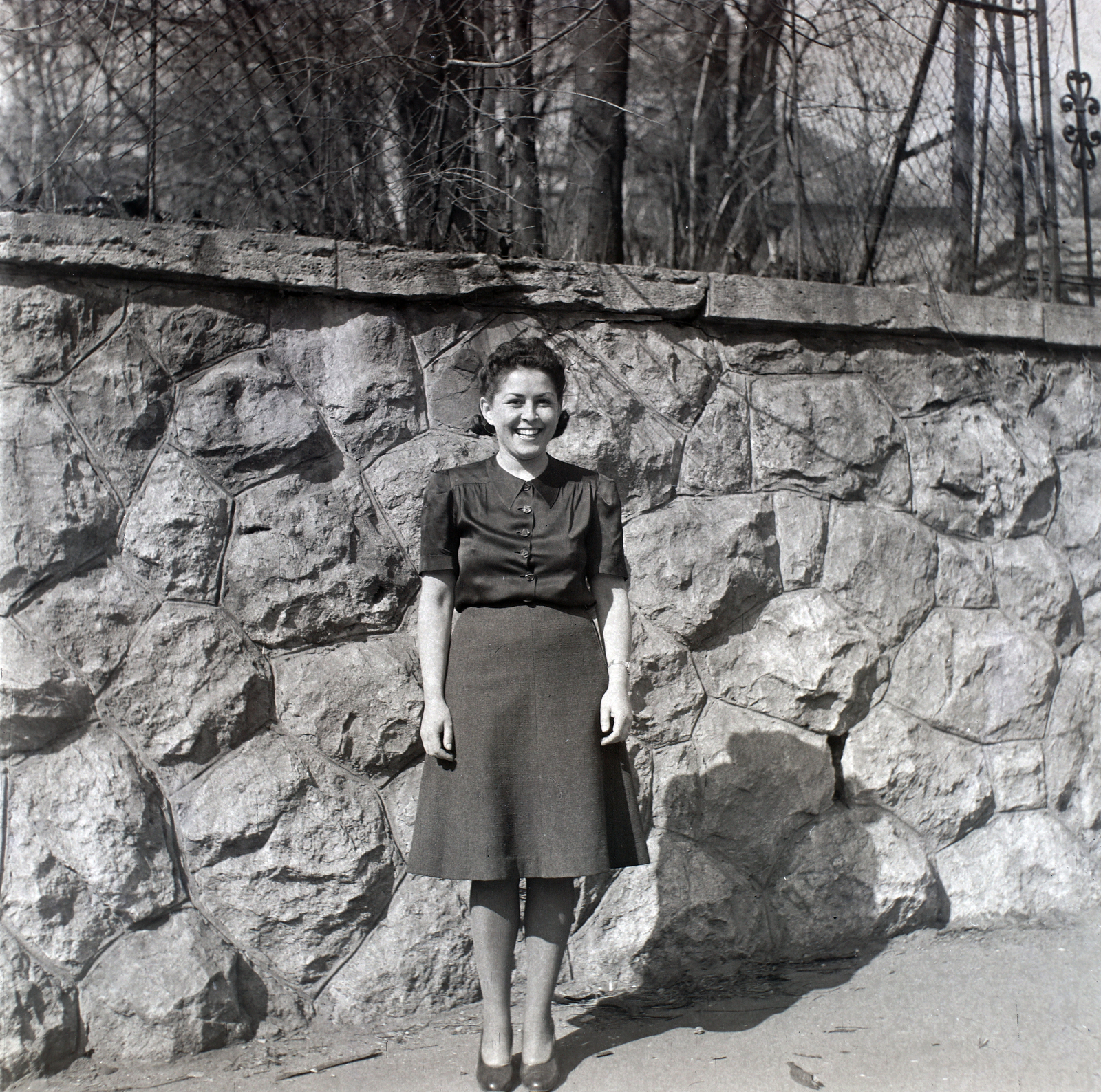 Magyarország, Budapest XI., Mányoki út, a Mészöly utca torkolatával szemben., 1937, Papp Róbert, Budapest, hölgy, szoknya, blúz, Fortepan #204192