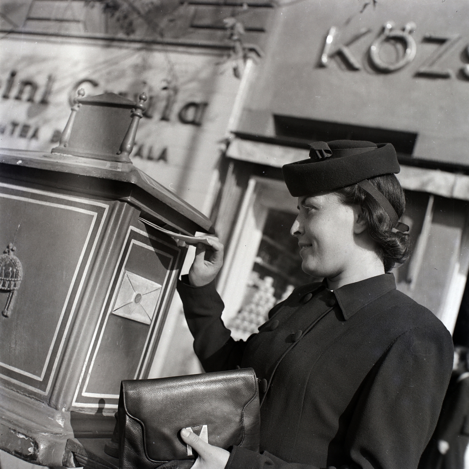 Magyarország, Budapest V., Kálvin tér, háttérben a 4. és 3. számú ház., 1937, Papp Róbert, postaláda, Budapest, Fortepan #204194