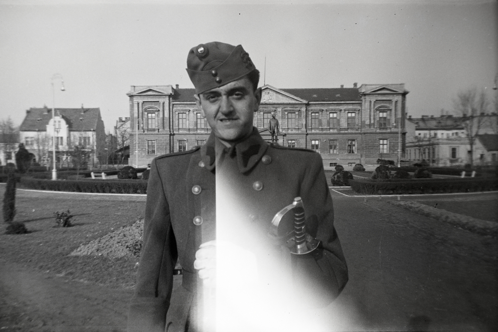 Hungary, Szolnok, Verseghy park, háttérben a Megyeháza hátsó homlokzata., 1942, Papp Róbert, Fortepan #204208