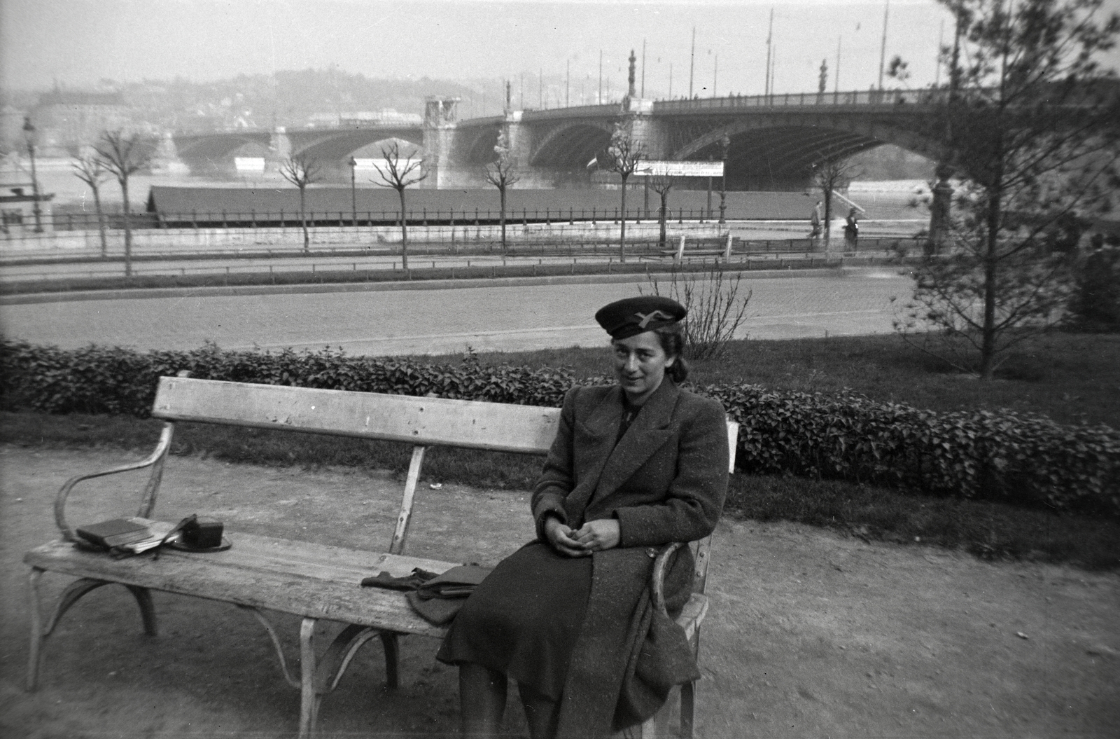 Magyarország, Budapest V., Jászai Mari (Rudolf trónörökös) tér, háttérben a Margit híd., 1944, Papp Róbert, Budapest, hölgy, pad, híd, park, nő, fa, növény, Fortepan #204211