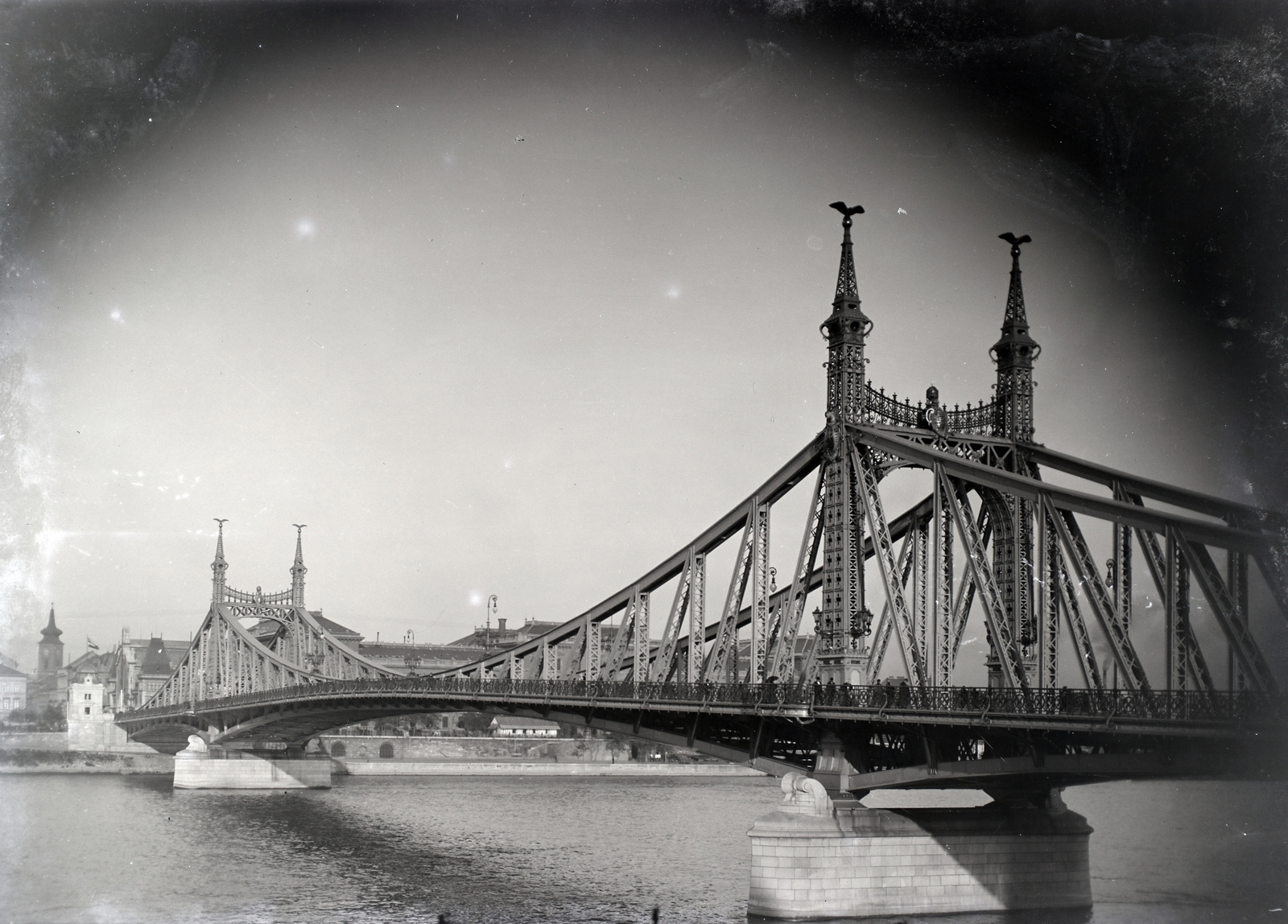 Hungary, Budapest XI.,Budapest IX., Szabadság (Ferenc József) híd, a felvétel a Szent Gellért rakpartnál készül. A háttérben pesti hídfőnél a Fővám tér épületei, balra a Kálvin téri református templom látható. A felvétel 1897 körül készült., 1900, Plohn József, bridge, Danube, Budapest, Fortepan #204240