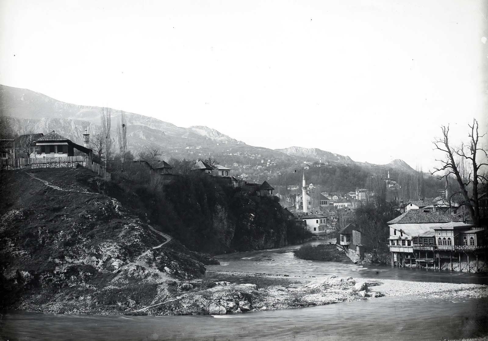 Bosznia-Hercegovina, Szarajevó, Bentbaša városrész a Miljacka-folyó kanyarulatánál., 1910, Plohn József, látkép, hegy, folyópart, Fortepan #204245