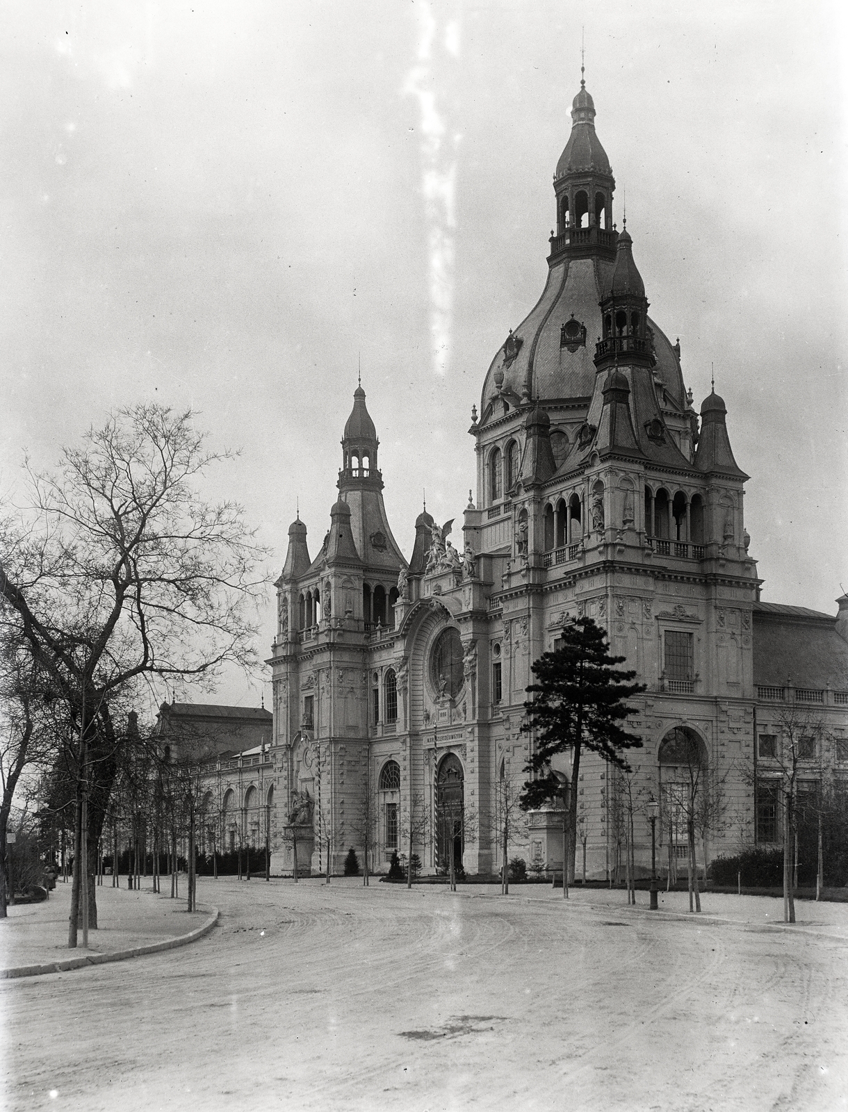 Magyarország, Városliget, Budapest XIV., a millenniumi kiállításra épített Közlekedési csarnok., 1900, Plohn József, Budapest, csarnok, Fortepan #204258