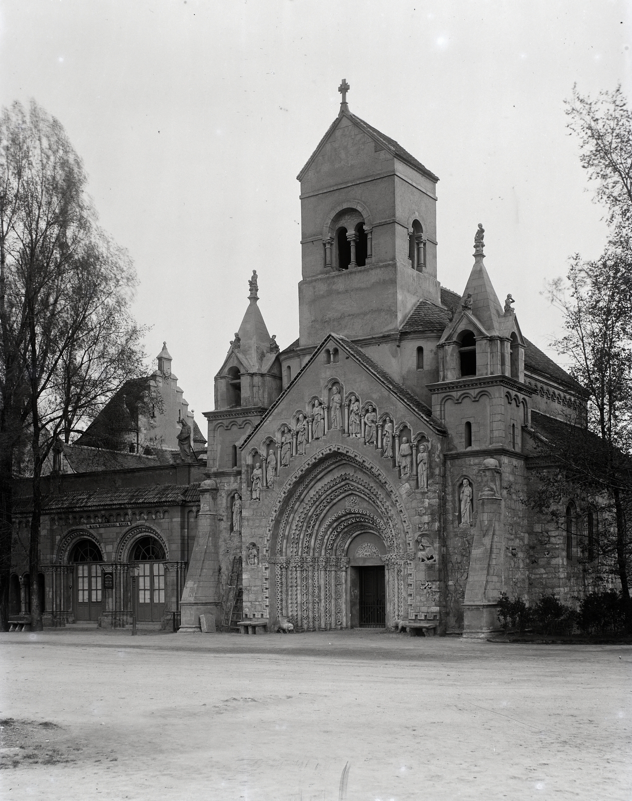 Magyarország, Városliget, Budapest XIV., Vajdahunyad vára, Jáki kápolna., 1905, Plohn József, Budapest, műemlék, szoborfülke, kápolna, bélletes kapuzat, Fortepan #204263