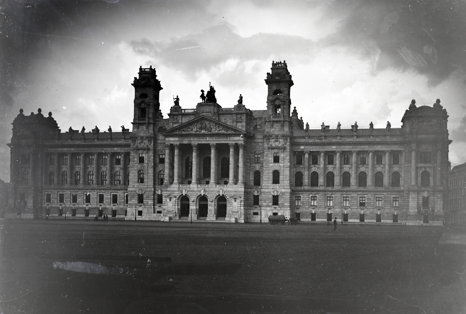 Hungary, Budapest V., Kossuth Lajos (Tömő) tér, Igazságügyi Palota (ekkor Magyar Királyi Kúria és Ítélőtábla). A felvétel 1896-ban készült., 1900, Plohn József, mansion, Budapest, Fortepan #204264