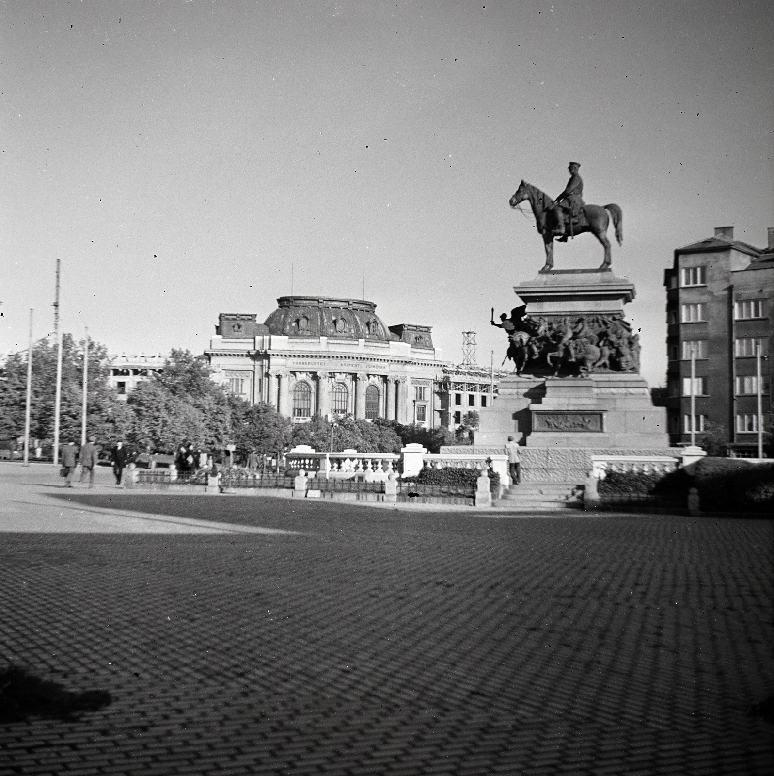 Bulgaria, Sofia, Nemzetgyűlés tér, előtérben a "Felszabadító Cár" lovasszobra, balra a Szófiai Egyetem., 1943, Somlói Miklós dr., sculpture, horse, university, Fortepan #204276