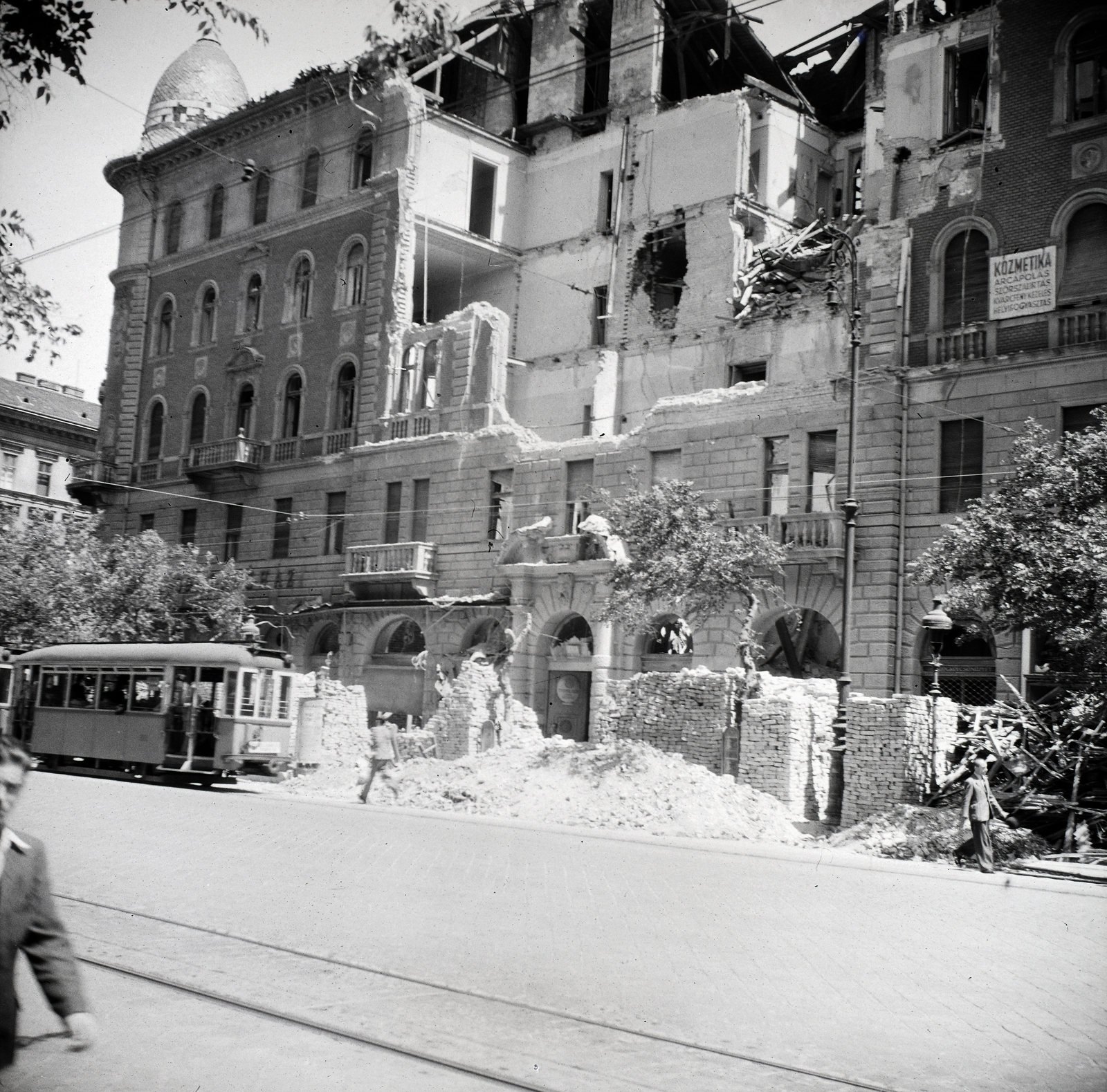Magyarország, Budapest VIII., József körút 52-56., Harminckettesek tere sarok., 1945, Somlói Miklós dr., háborús kár, villamos, Budapest, tégla, Fortepan #204306