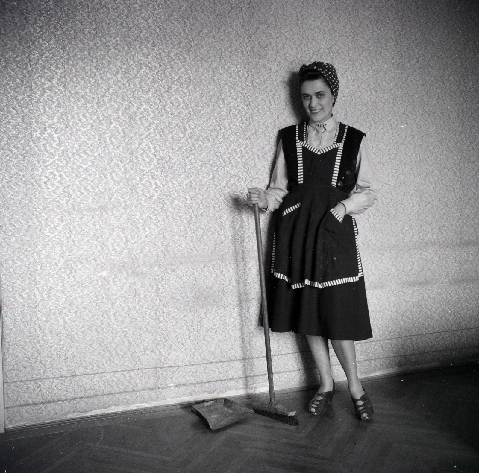 1946, Somlói Miklós dr., smile, shovel, wallpaper, broom, headscarf, parquet floor, cleaning lady, cleaning, Fortepan #204311