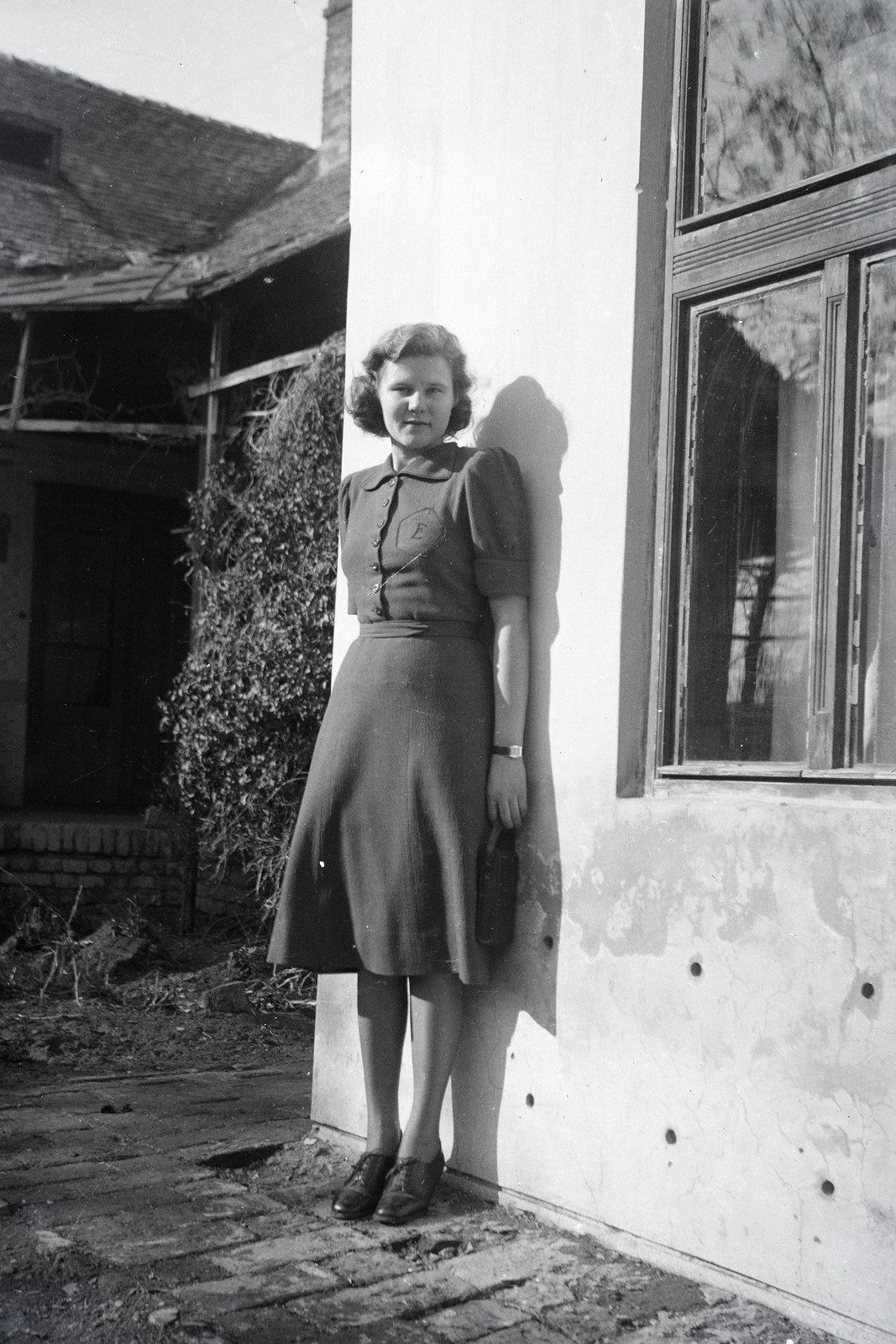 1949, Somlói Miklós dr., lady, wrist watch, window, skirt, blouse, Fortepan #204317