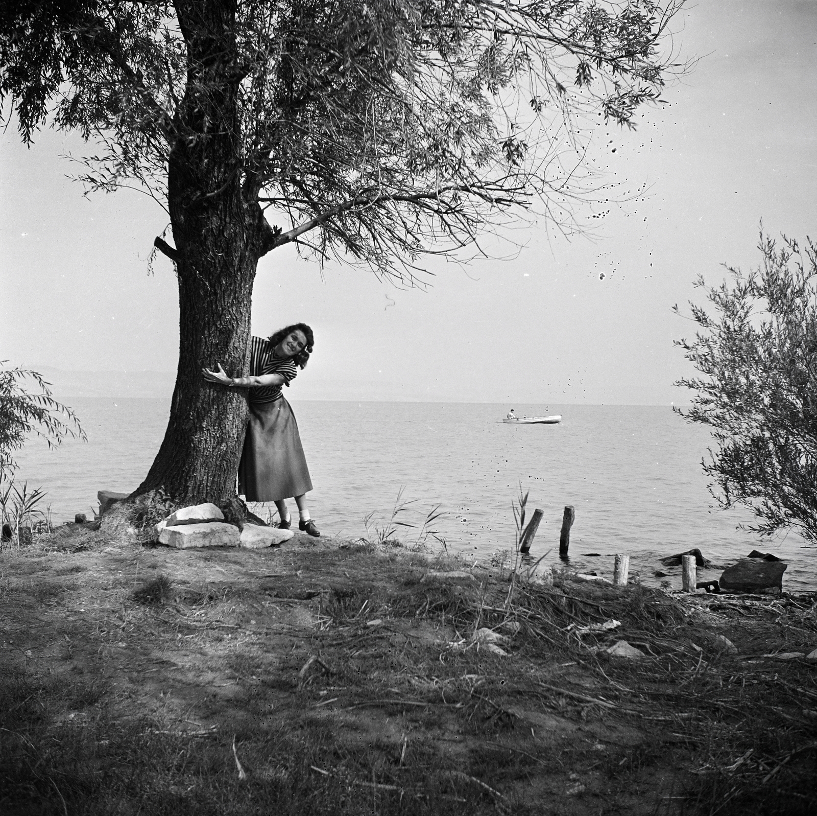 1948, Somlói Miklós dr., ölelés, fa, csónak, lány, nő, vízpart, víz, képarány: négyzetes, Fortepan #204333