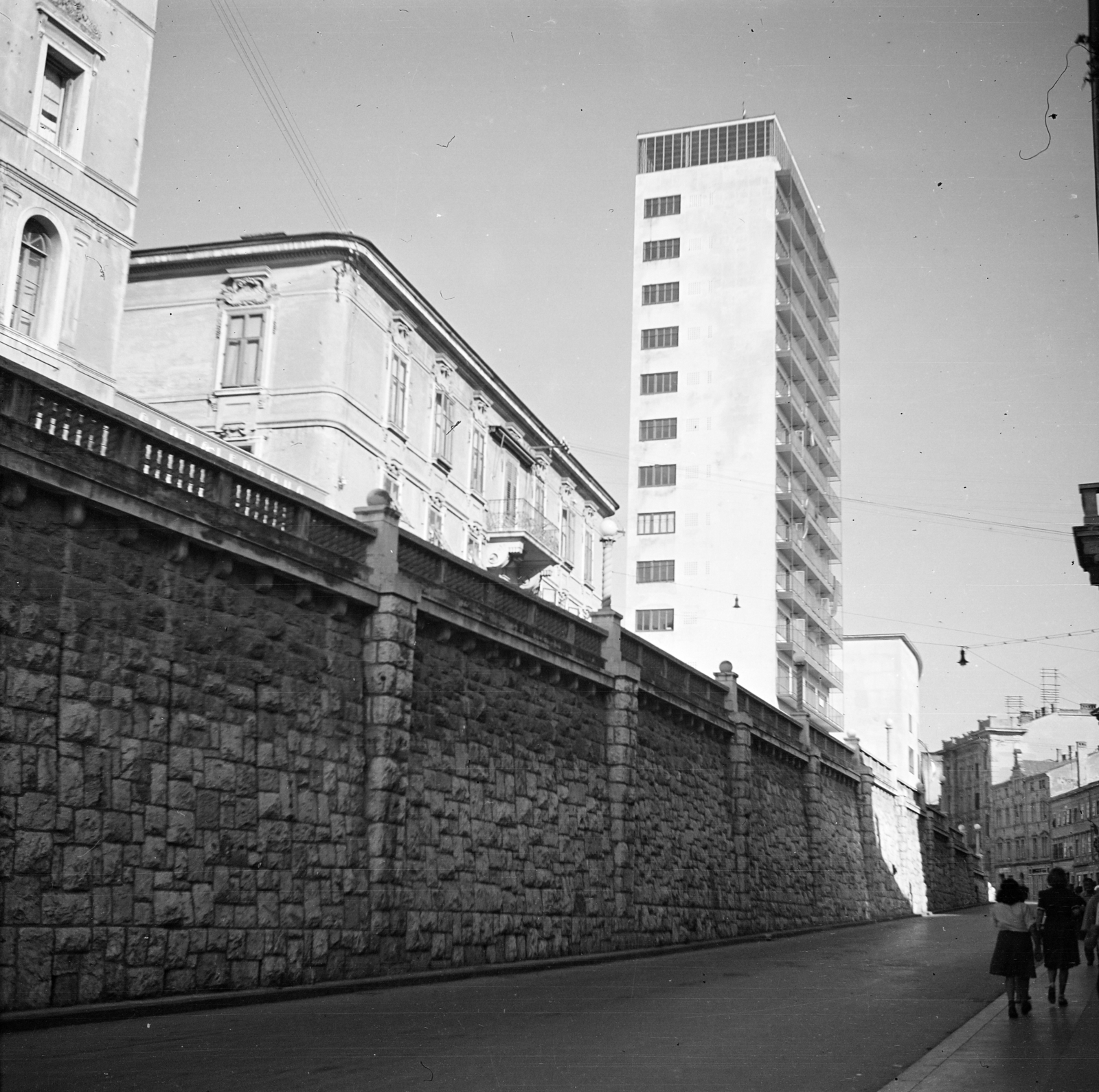 Croatia,Adriatic Sea, Rijeka, Ulica Strossmayerova, Hotel Neboder.
, 1942, Somlói Miklós dr., Fortepan #204335